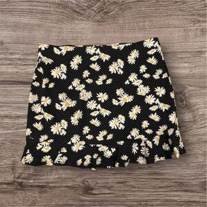 🌺Women’s Divided H&M Black, Yellow, & White Daisy Flowers Flowy mini skirt Sz L